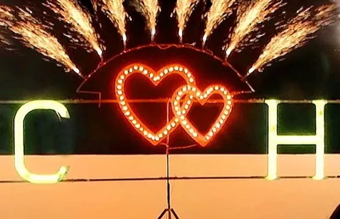 Огненный фейерверк горящие сердца — Дубна Наземный салют в форме горящего сердца – это незабываемое шоу, которое создает самые яркие эмоции у молодоженов и приглашенных зрителей, гостей свадебного торжества. Современные пиротехнические изделия профессионального типа позволяют организовать захватывающие фейерверк шоу во главе с искристыми фонтанами в форме горящего сердца, букв, слов, цифр. Горящие салюты - сердца подчеркнут тематику свадебного торжества и помогут выделить главные моменты свадьбы — Дубна организация и проведение фейерверк шоу от магазина пиротехники  — Дубна