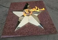 Плита из красного гранита (518205) монтаж комплект горелка ГВД 379 10 89 00 ПС вечный огонь звезда латунь ø 1100 мм. пустотелая  в Дубне