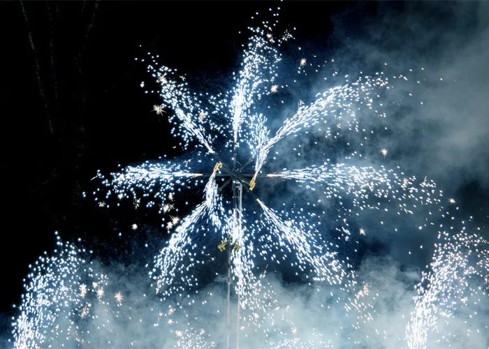 Фейерверк вертушка (огненное колесо) — Дубна <p>
Профессиональные огненные вертушки из сценических фонтанов монтируются на любой выделенной вам площадке для наземного фейерверк шоу. С помощью фонтанов, такие изделия создают множество искр в динамике кругового вращения пиротехнического элемента – конструкции
</p> организация и проведение фейерверк шоу от магазина пиротехники  | dubna.piroclub.ru