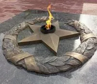 Бронзовый венок со звездой вечного огня в Дубне (518550)
