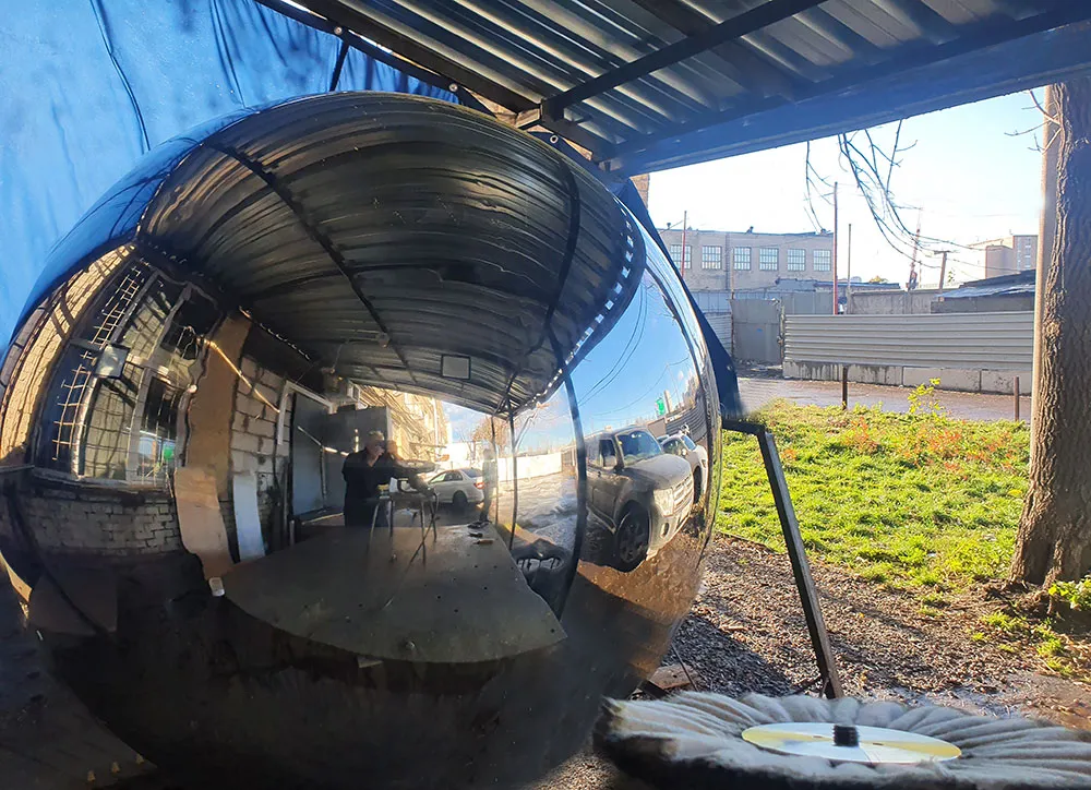 Зеркальный шар из нержавеющей стали - диаметр 2 метра Дубна Зеркальный шар из нержавеющей стали - диаметр 2 метра Дубна